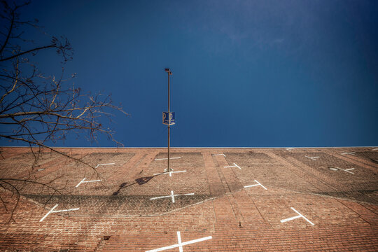 Steiler Backstein Parkplatz