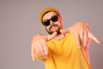 Naklejka premium Handsome male hip-hop dancer on grey background