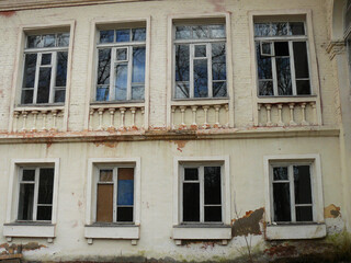 Obraz premium Fraguiment of soviet building with old demaded windows