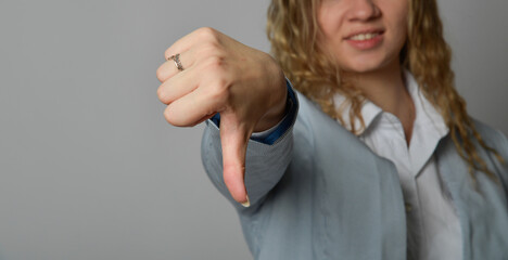 woman, junge, schölanke, taille, frau, anzug, hand, locken, blond, daumen, runter, abwertende,...