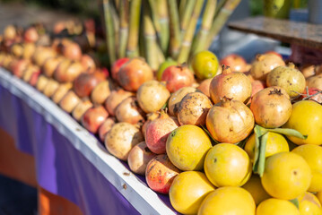 Des cagettes de fruits et légumes dans un souk au Maroc
