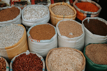 Des sacs d'épices dans un souk au Maroc
