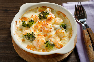 エビとブロッコリーのマカロニグラタン