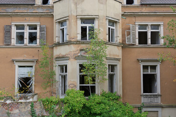 Altes sanierungsbedürftiges Gebäude, formatfüllend