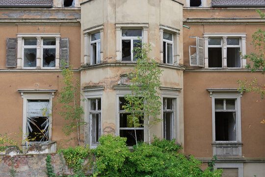 Altes sanierungsbedürftiges Gebäude, formatfüllend