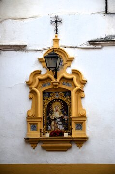 Religious tiled picture/icon set into wall next to Postigo del Aceite (gate in old city walls) Calle dos de Mayo, Seville