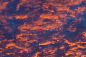 Nubarrones naranjas al amanecer