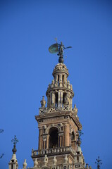 Obraz premium SEVILLE SPAIN THE GIRALDA BELL TOWER AND CHRISTIAN STATUE OR WEATHER VANE KNOWN AS EL GIRALDILLO