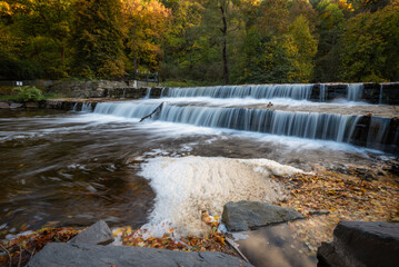 Wasserfall im Herbst im Wald 