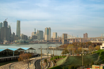 El puente de Brooklyn desde el paseo Brooklyn Heights Promenade. Vistas del r&iacute;o Este y el distrito financiero de Manhattan desde Brooklyn, 11 de noviembre de 2019.