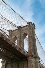 Brooklyn Bridge desde el parque Empire Fulton Ferry. Detalles arquitect&oacute;nicos del ic&oacute;nico puente que conecta Brooklyn y Manhattan en Nueva York, USA. 11 de noviembre de 2019.