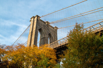 Vista inferior del puente de Brooklyn desde el parque Brooklyn Bridge. Detalles arquitect&oacute;nicos del ic&oacute;nico puente que conecta Brooklyn y Manhattan en Nueva York, USA. 11 de noviembre de 2019.