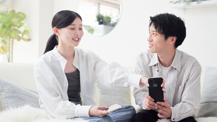 浮気を疑い口論をするアジア人女性