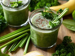 Green Detox Smoothie with Celery, Parsley, and Flax Seeds