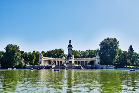 Estanque lake in Parque del Buen Retiro with Monument to Alonso XII, Madrid, Spain, Europe