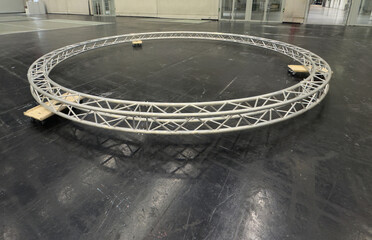 Traverse als Kreis im Messebau 