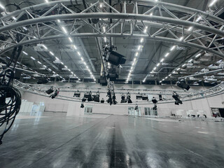 Rundtraverse hängend in einer Messehalle