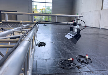 Hängende Lichttraverse mit Scheinwerfern – Aufbau in Messehalle