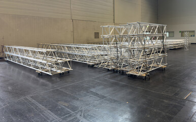 Traversen auf einem Rollbrett, fertig zum montieren