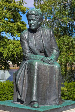 Karlstad, Sweden. Statue of the Swedish author and Nobel laureate in literature Selma Lagerlof. The statue by sculptor Arvid Backlund was unveiled in 1958.