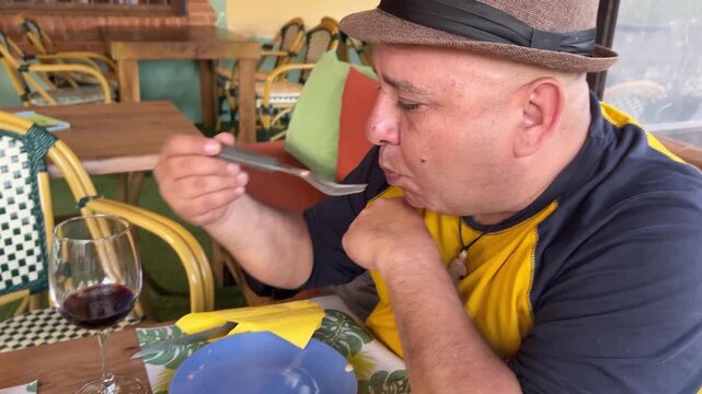 Hombre probando comida mexicana en El Albir Costa Blanca