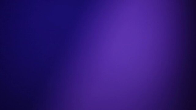 Una toma de cerca de un fondo abstracto de color azul y morado  con un degradado ligero desenfocado en movimiento. 