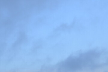 Nuages passant devant le ciel bleu