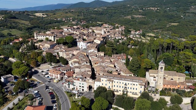 La splendida citt&agrave; di San Gemini e il suo centro storico medievale. Provincia di Terni, Umbria, Italia.
Vista aerea.