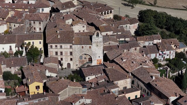 La splendida citt&agrave; di San Gemini e il suo centro storico medievale. Provincia di Terni, Umbria, Italia.
Vista aerea.