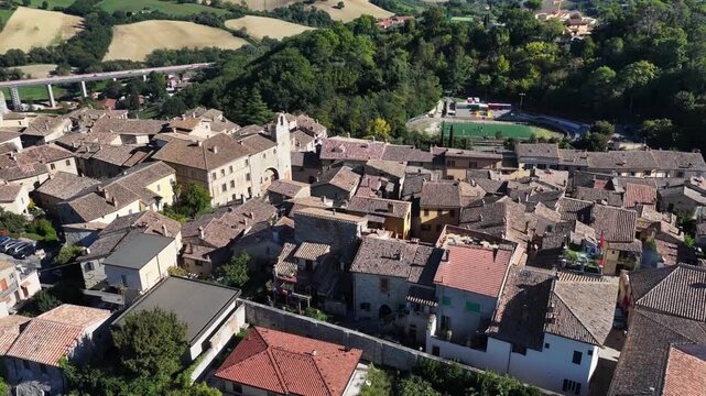 La splendida citt&agrave; di San Gemini e il suo centro storico medievale. Provincia di Terni, Umbria, Italia.
Vista aerea.