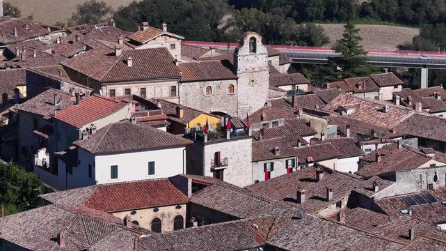 La splendida citt&agrave; di San Gemini e il suo centro storico medievale. Provincia di Terni, Umbria, Italia.
Vista aerea.