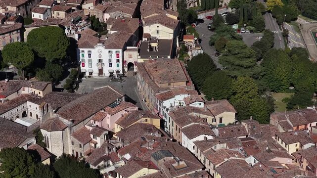 La splendida citt&agrave; di San Gemini e il suo centro storico medievale. Provincia di Terni, Umbria, Italia.
Vista aerea.