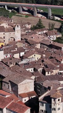 La splendida citt&agrave; di San Gemini e il suo centro storico medievale. Provincia di Terni, Umbria, Italia.
Vista aerea.