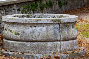 Fototapeta premium dried up a well, fountain at the crossword hall Ljubljana ( vodnjak pri krizanke ljubljana)