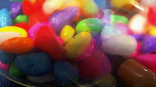 Pillole salvavita che cadono in un becher