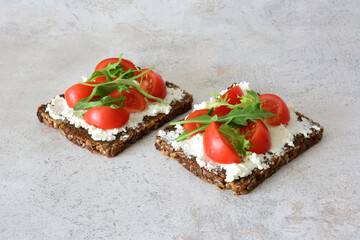 Healthy Open-Faced Sandwiches with Cottage Cheese, Cherry Tomatoes and Arugula