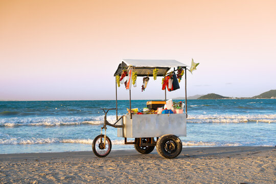 Triciclo de venta de comida y bebida en la playa de Canasvieiras.