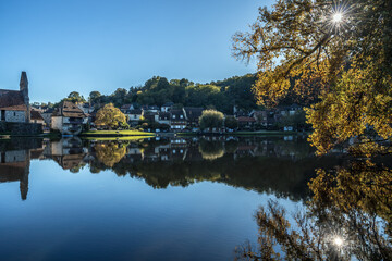 Le village de Beaulieu sur Dordogne à l' automne depuis les rives de la rivière , Corrèze , Nouvelle Aquitaine