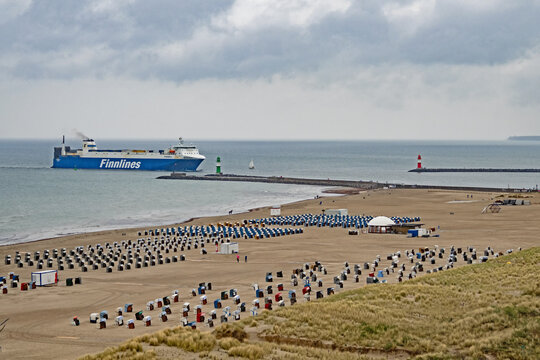 Rostock, Mecklenburg-Vorpommern, Deutschland - 25 Mai 2025: Eine F&auml;hre der Reederei Finnlines steuert den Hafen von Rostock Warnem&uuml;nde an