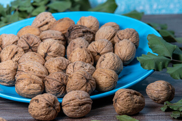 Nueces naturales sobre fondo rústico. Con luz natural suave. imagen ideal para temas de alimentación saludable, cocina natural o productos ecológicos.