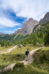Obraz premium Tourist walks along the trail along the Langkofel