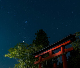 鳥居と秋空のスバル