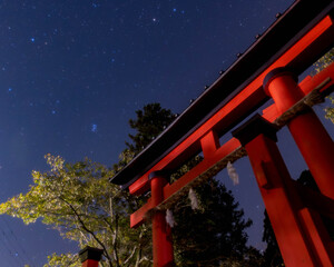 鳥居と秋空のスバル