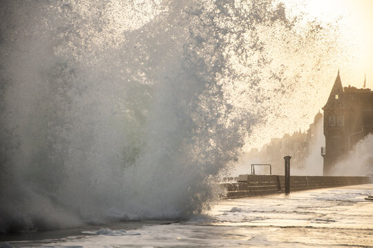 enorme vague qui s'ecrase sur une route pendant une tempete, le sillon de saint malo en Bretagne lors d'une grande mar&eacute;e