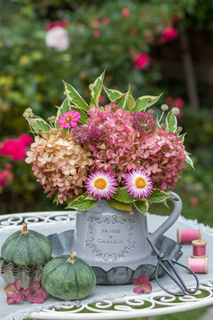 Blumenstrau&szlig; mit Rispenhortensien-Bl&uuml;ten, Strohblumen, Fetthenne und Weigelienzwiegen im Herbstgarten