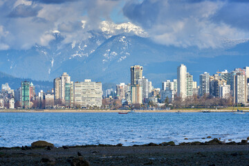 Fototapeta premium Kitsilano Beach Winter Morning. Kitsilano Beach on English Bay in the morning. In the background are the North Shore Mountains. Vancouver, British Columbia, Canada. 