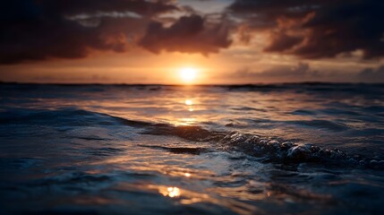 Obraz premium Golden sunset light reflects on the calm ocean waves at dusk