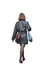 Femme brune marchant en ville, manteau en cuir noir, sac bandoulière rouge et chaussures à talons, vue de dos, tenue élégante d'automne