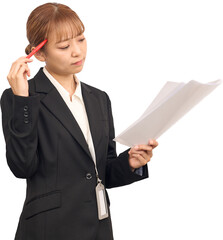 資料を持って悩む女性