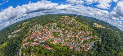 Die idyllisch im Tal der Oberen Pegnitz gelegene Stadt Velden in MIttelfranken von oben
